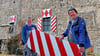 Uwe Wartmann (r.) und Johannes Wartmann bringen die hölzernen Klappläden an die Fenster der Oebisfelder Burg. Das Vater-und-Sohn-Team arbeitet als Maurer für das Unternehmen Bau  Drömling.