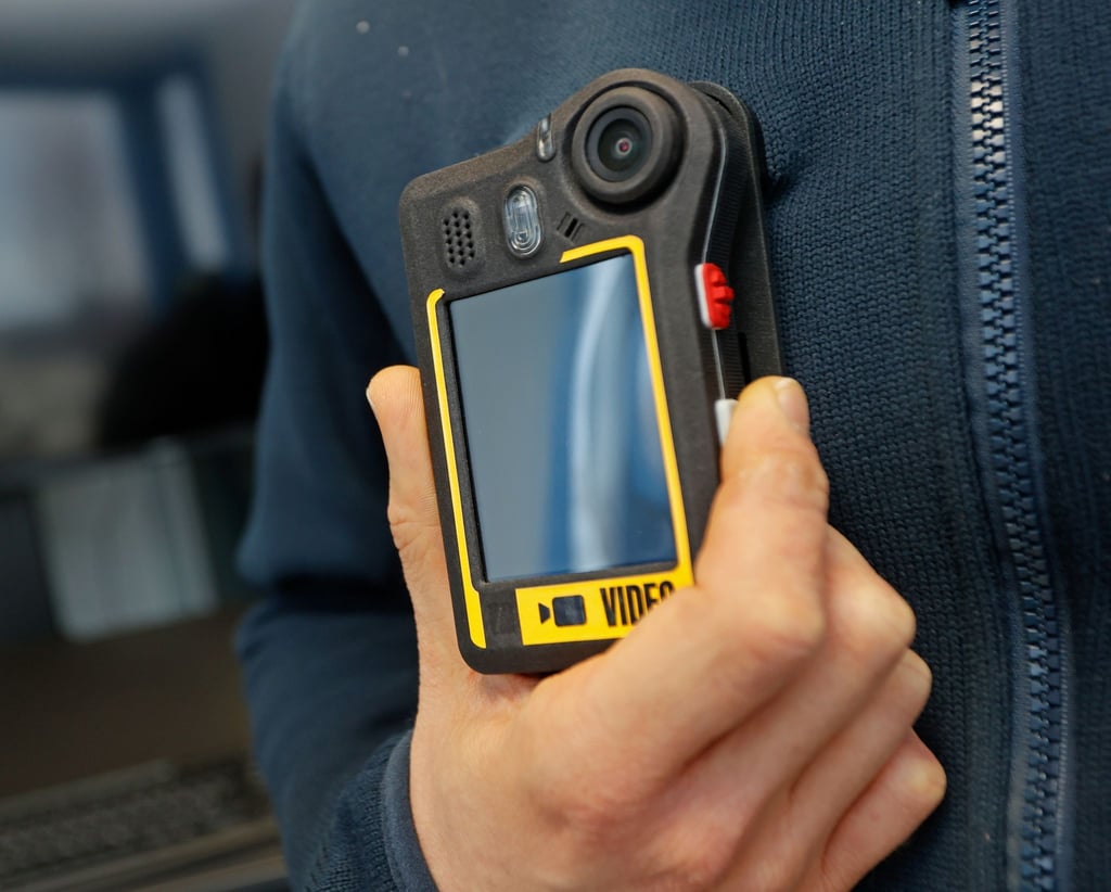 Ein Mitarbeiter der Blankenburger Firma Netco Professional Services GmbH prüft eine Bodycam.