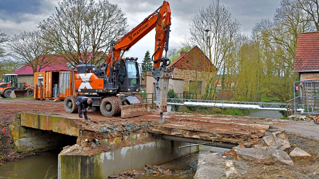 Die Brauhofbrücke in Walbeck wird in diesen Tagen komplett abgerissen und von der Firma Matthäi aus Magdeburg neu gebaut. Die Ortsdurchfahrt Walbeck ist für den öffentlichen Verkehr voll gesperrt.