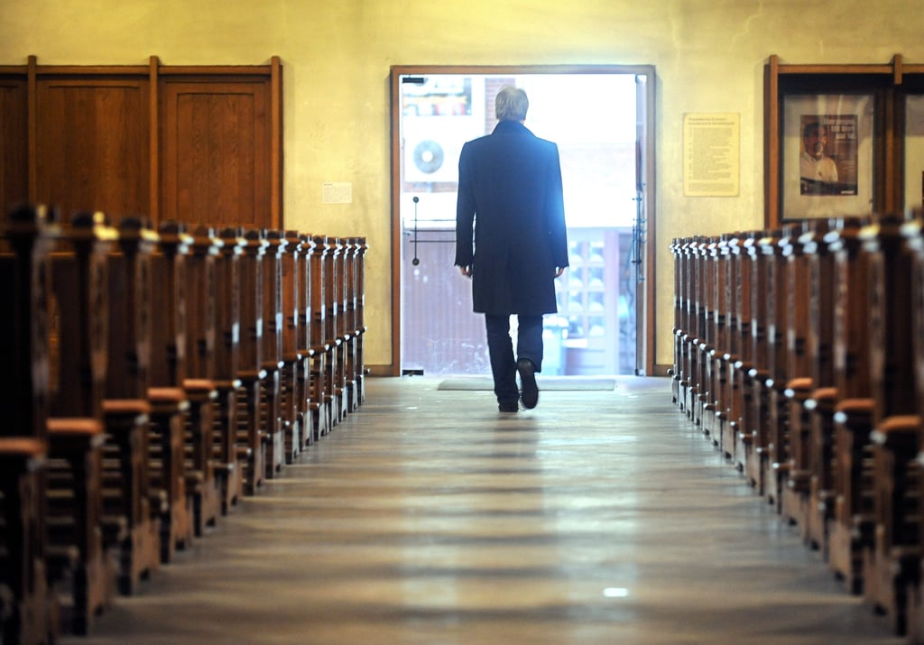 Ein Mann verlässt auf diesem Symbolfoto eine Kirche. Zweifel gibt es in vielen Lebenssituationen und sie gehören auch zum Glauben dazu. Die Auseinandersetzung damit ist wichtig, damit der Glaube wachsen kann.