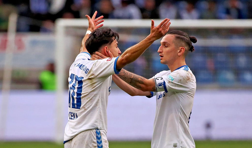 Verloren mit dem FCM das Hinspiel am 29. Oktober 2023 gegen die SV Elversberg zu Hause mit 1:2: Jason Ceka (l.) und Baris Atik.
