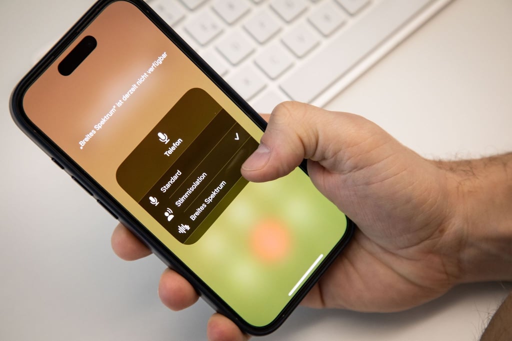 Hintergrund leise, Stimme deutlich: Das soll die Stimmisolation bei Anrufen mit dem iPhone erreichen. Man findet sie während des Anrufs im Kontrollzentrum.