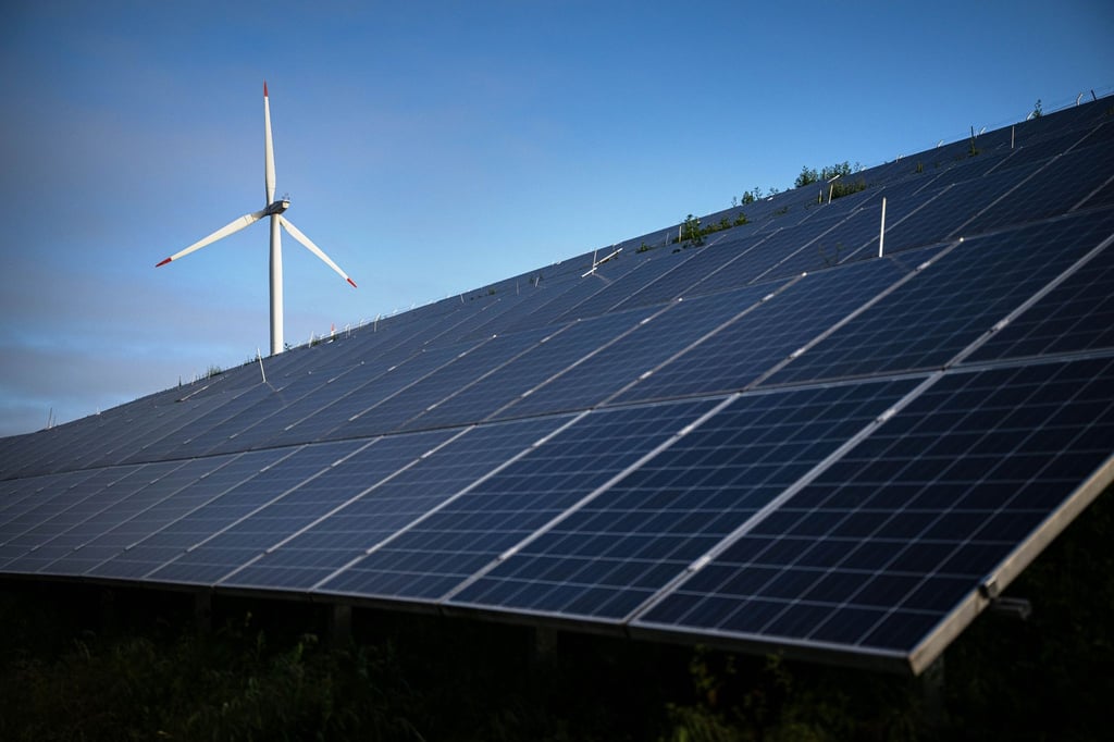 Windkraftanlagen stehen hinter Photovoltaikanlagen auf der Blocklanddeponie.