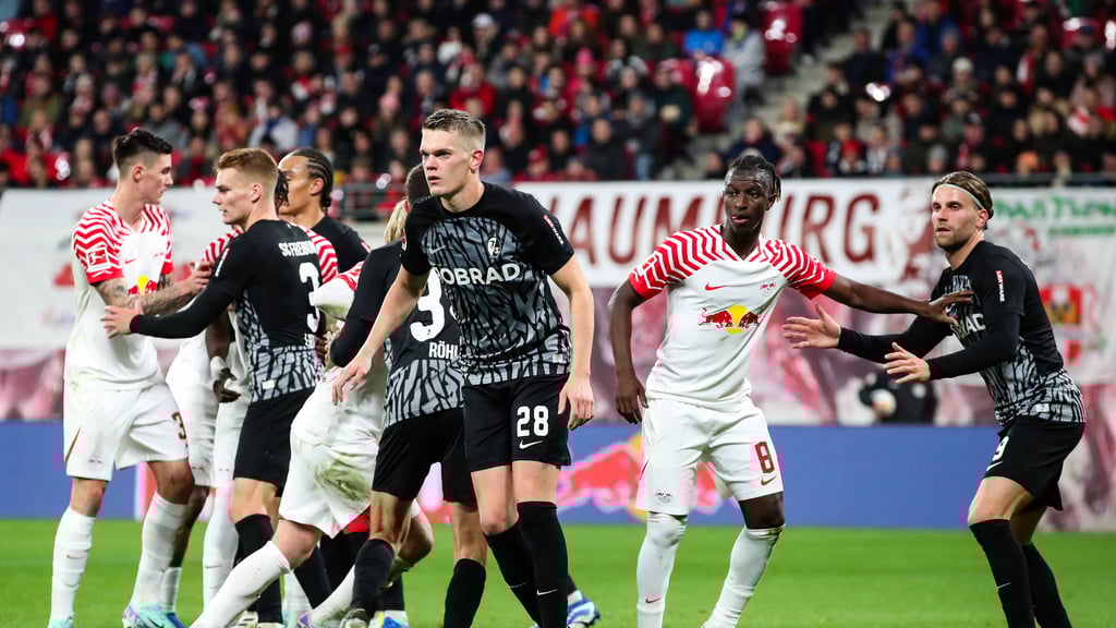 EIne Szene aus dem Hinspiel zwischen RB Leipztig und SC Freiburg.