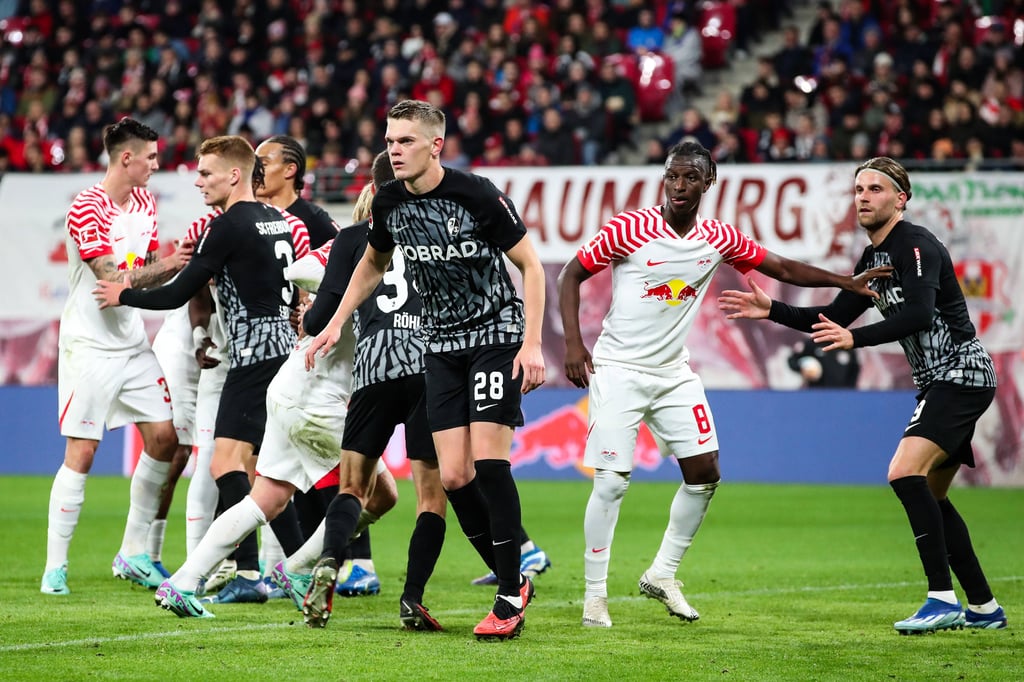 EIne Szene aus dem Hinspiel zwischen RB Leipztig und SC Freiburg.