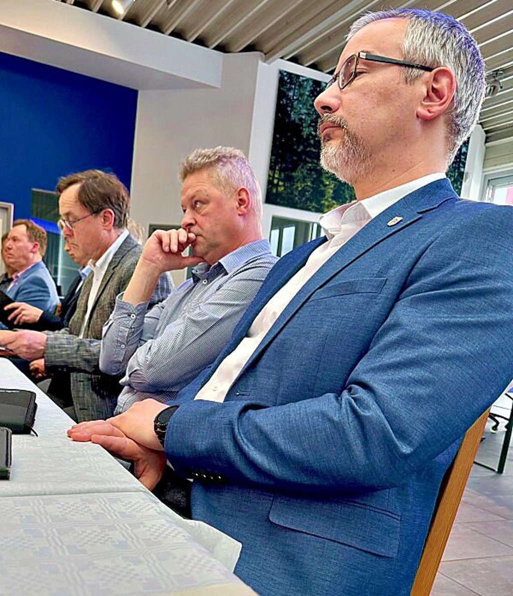 Interessierte Zuhörer im Autohaus: Stefan Schmidt, Ralf Donath und Michael Jahn (von rechts).