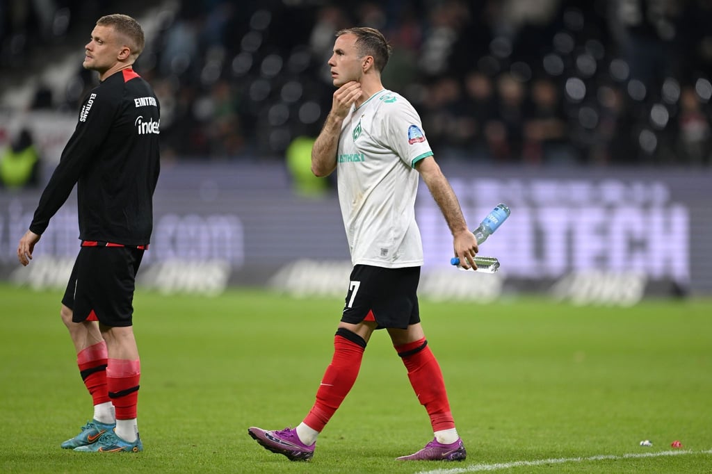 Frankfurts Mario Götze (r) geht nach Abpfiff vom Platz.