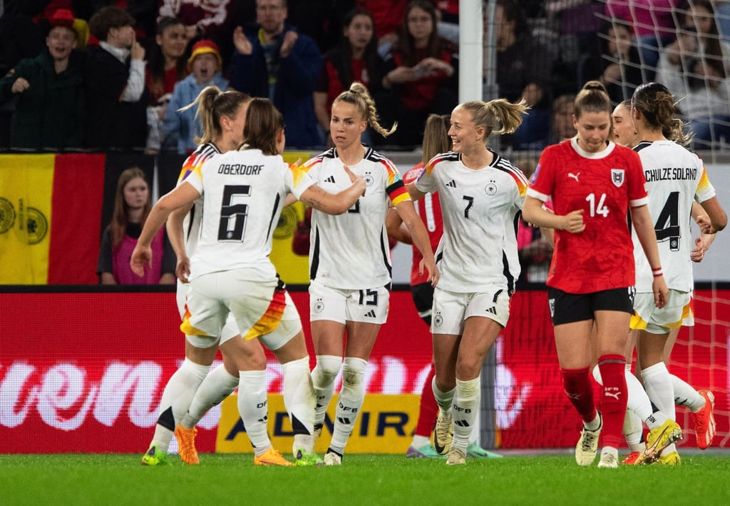 Die deutschen Spielerinnen feiern den 3:2-Sieg gegen Österreich.