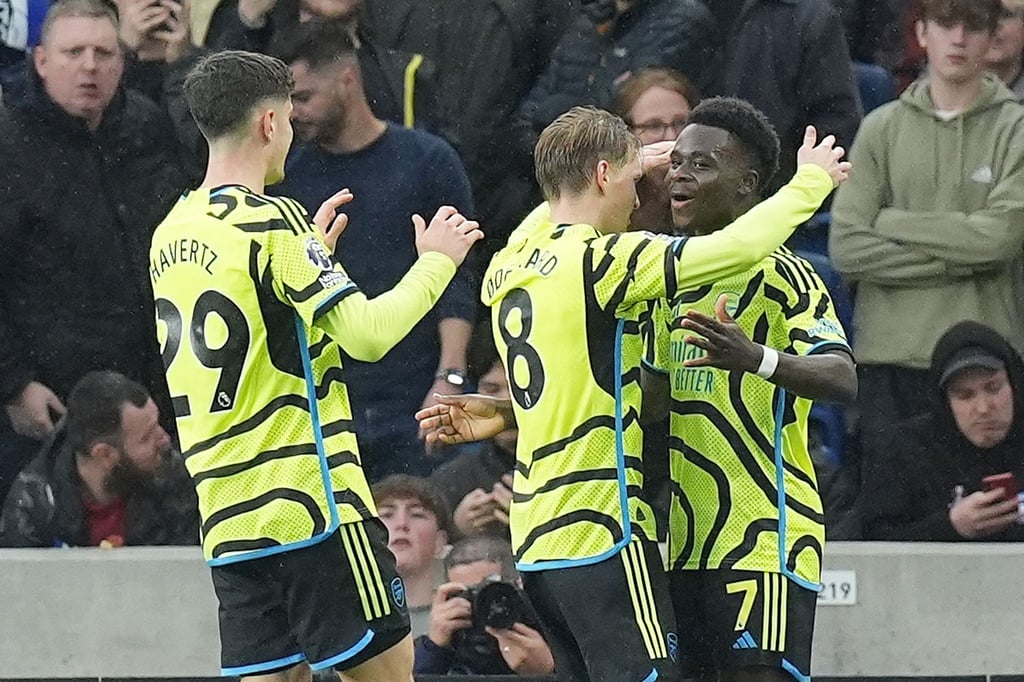 Bukayo Saka (r-l) jubelt mit Martin Odegaard und Kai Havertz über den Führungstreffer.