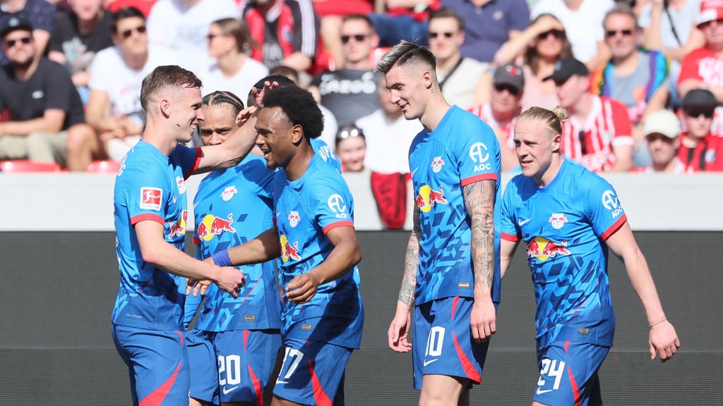 Gut gemacht, Lolo: Jubel bei RB Leipzig in Freiburg.