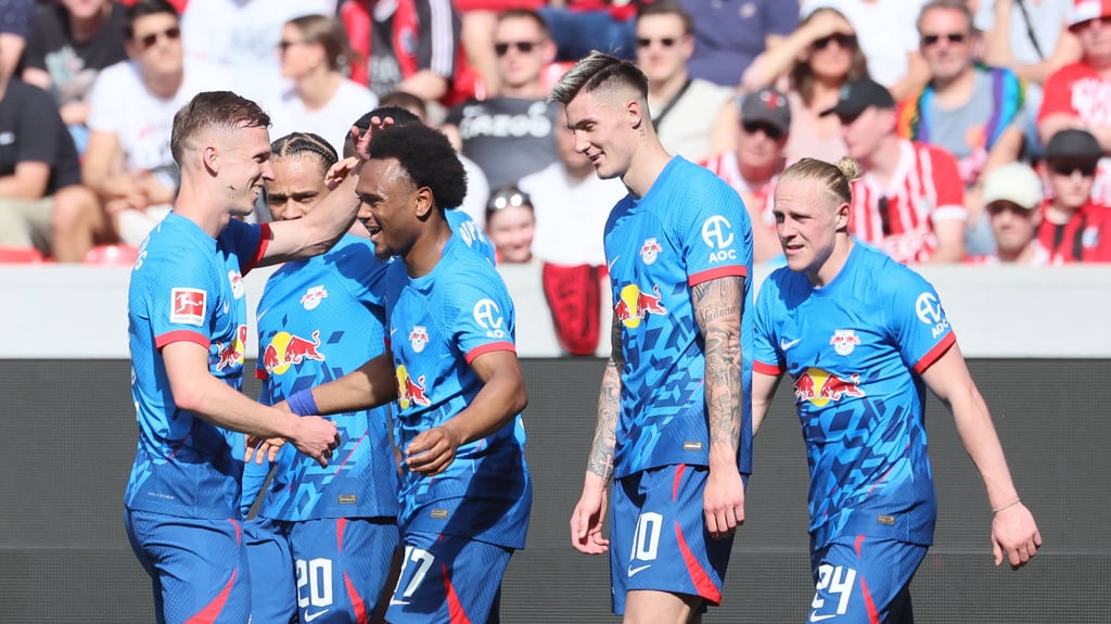 Gut gemacht, Lolo: Jubel bei RB Leipzig in Freiburg.