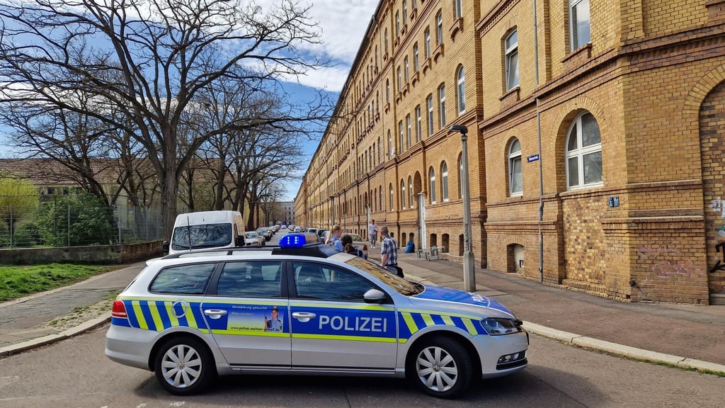 In der Schlosserstraße in Halle gab es am Samstag einen Großeinsatz der Polizei. In der Wohnung eines 36 Jahre alten Mannes wurde mindestens ein zündfähiger Sprengsatz gefunden.