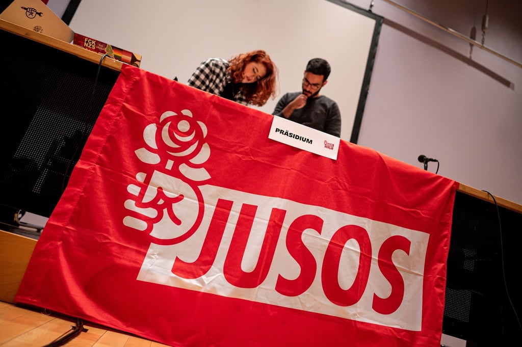 Delegierte stehen auf der Landesdelegiertenkonferenz der Jusos Berlin auf dem Podium.