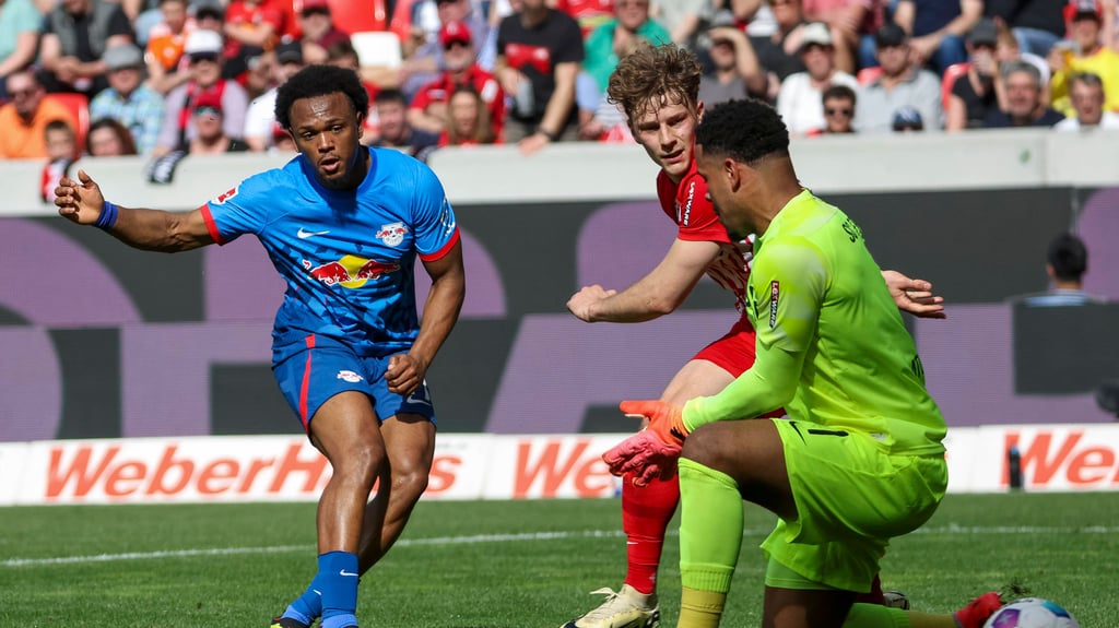 Durch die Hosenträger: Lois Openda trifft zum 3:0.