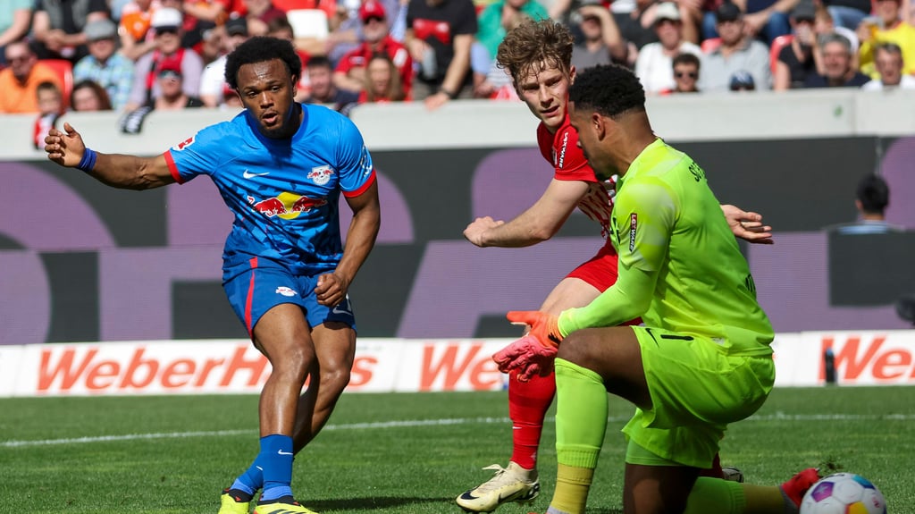 Durch die Hosenträger: Lois Openda trifft zum 3:0.