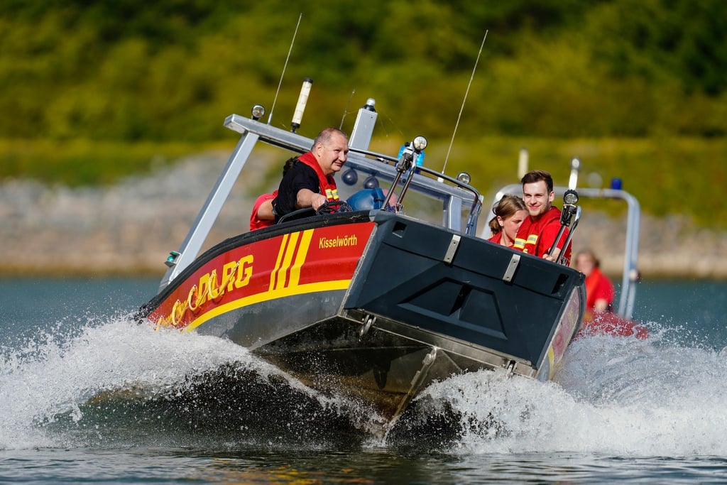 Mitglieder der DLRG üben mit einem Rettungsboot den Ernstfall.