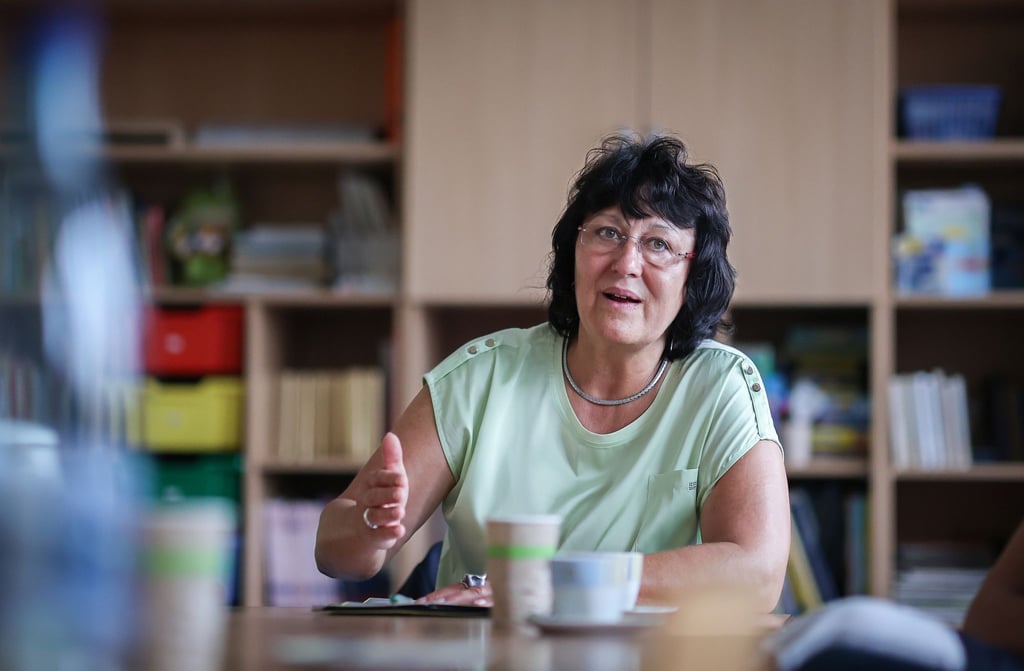 Sachsen-Anhalts Bildungsministerin Eva Feußner (CDU) spricht während eines Besuches der Grundschule „Am Lindenhof“ mit Lehrkräften.
