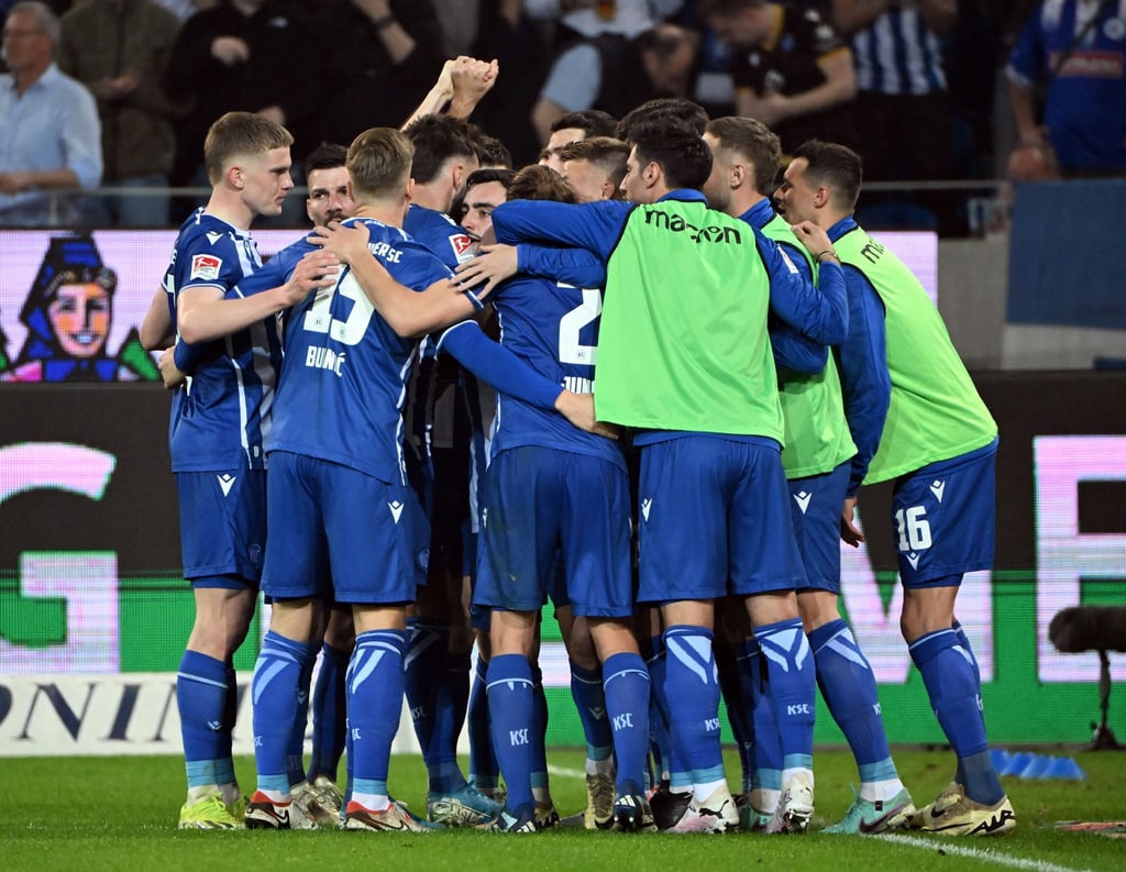 Der Karlsruher SC feiert einen Heimsieg gegen Spitzenreiter FC St. Pauli.