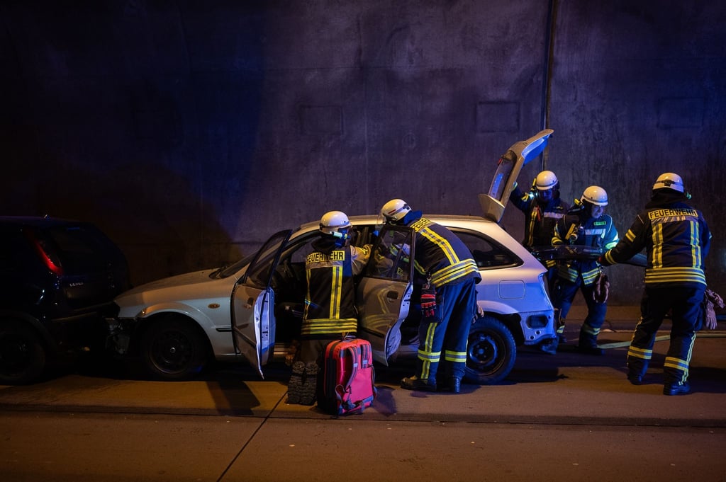 Feuerwehrleute trainieren die Rettung von verletzten Unfallopfern.