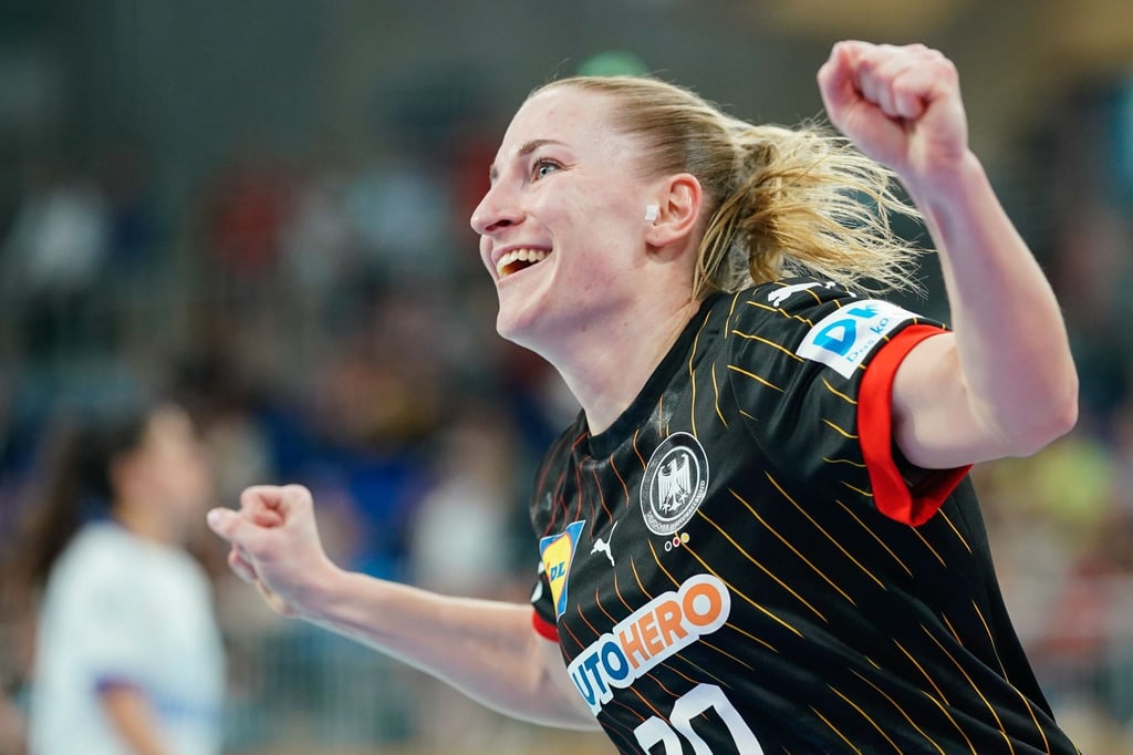Die deutsche Handball-Nationalmannschaft feiert einen deutlichen Sieg gegen Israel.
