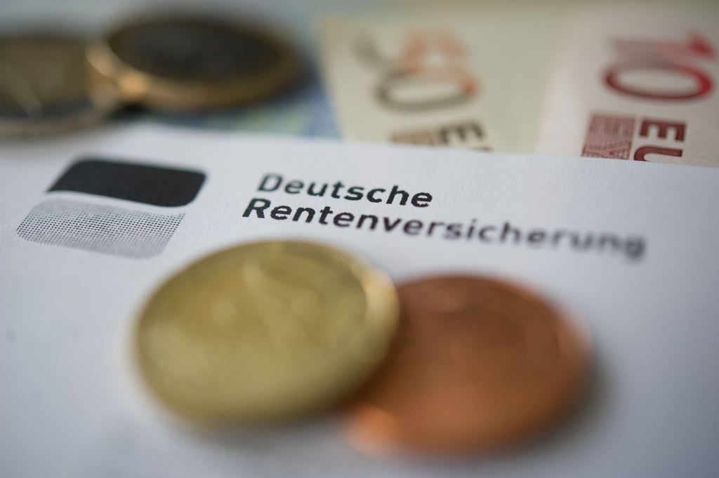 Einer Umfrage zufolg hält eine klare Mehrheit die deutsche Rente langfristig nicht für sicher.