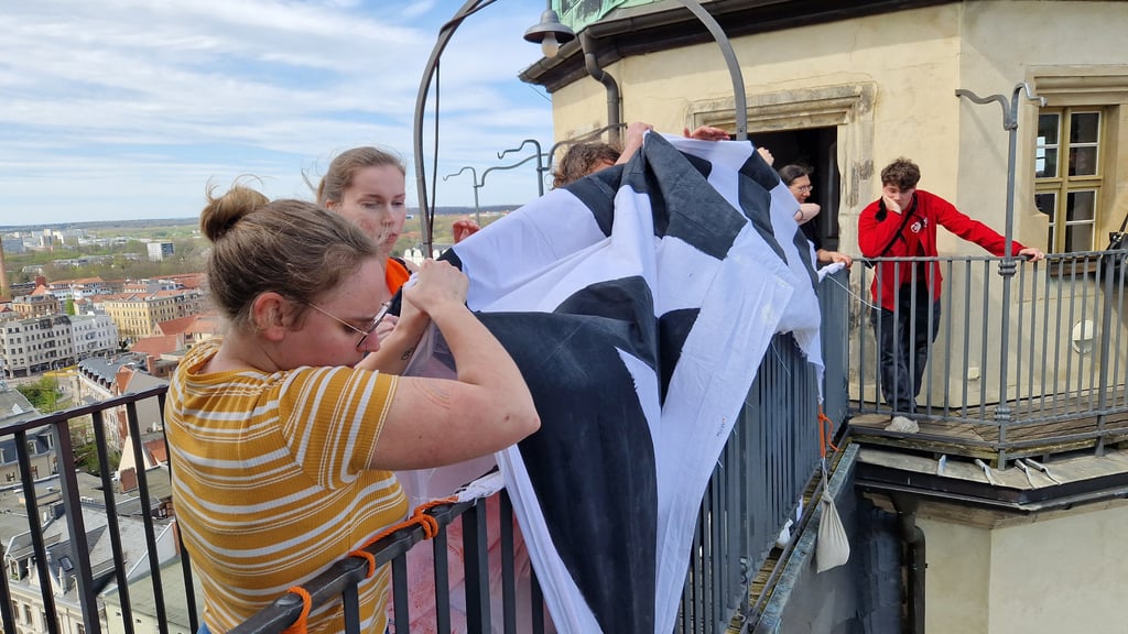 Hängten ein Banner von den Hausmannstürmen der Marktkirche: Aktivisten der Letzten Generation am Samstagmittag in Halle