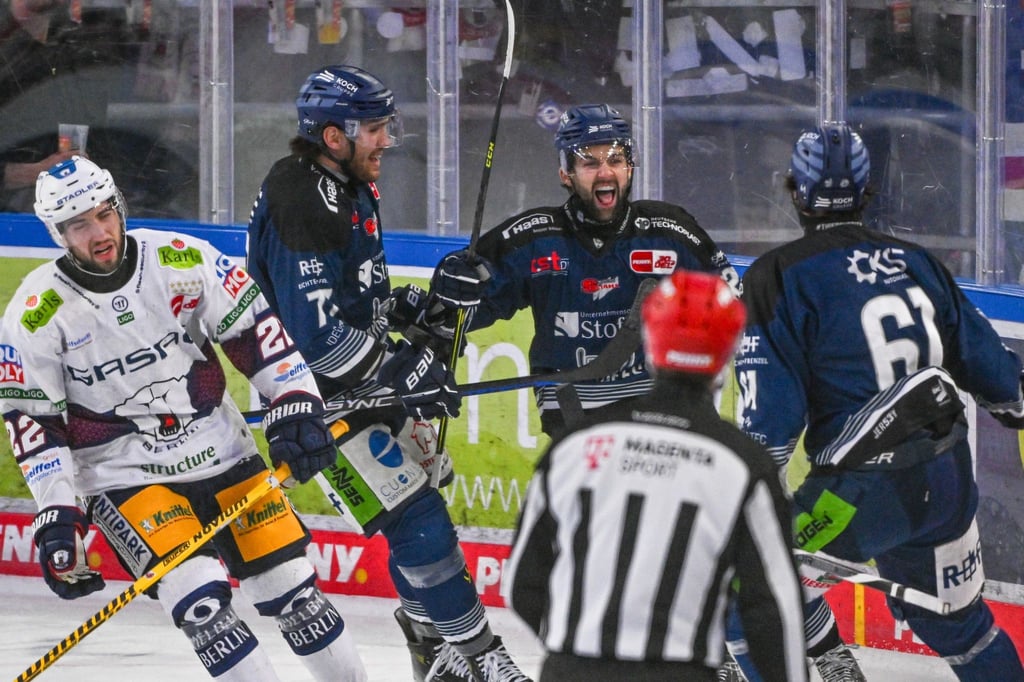 Die Straubing Tigers (blaue Trikots) holten in der Serie gegen die Eisbären den ersten Sieg.