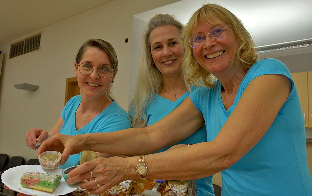 Kerstin Seemann (v.l.), Jana Matalla und Yvonne Huß verteilten Kuchen und Kaffee.