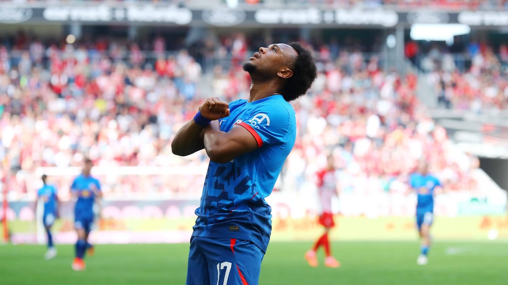 Wakanda forever! Lois Openda jubelt mit dem Black-Panther-Gruß