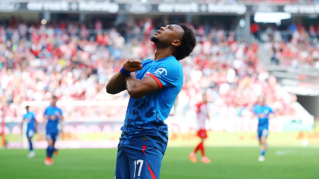 Wakanda forever! Lois Openda jubelt mit dem Black-Panther-Gruß