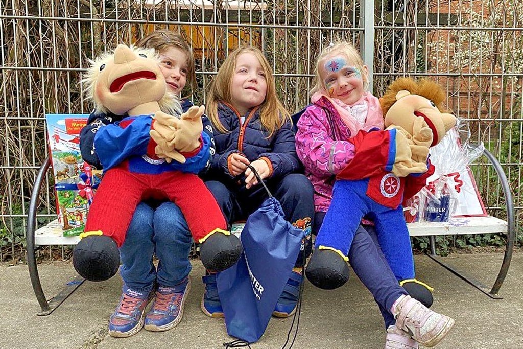 Josi, James und Grace (von links) bei der Übergabe der Kita „St. Marien" an die Johanniter-Unfall-Hilfe.