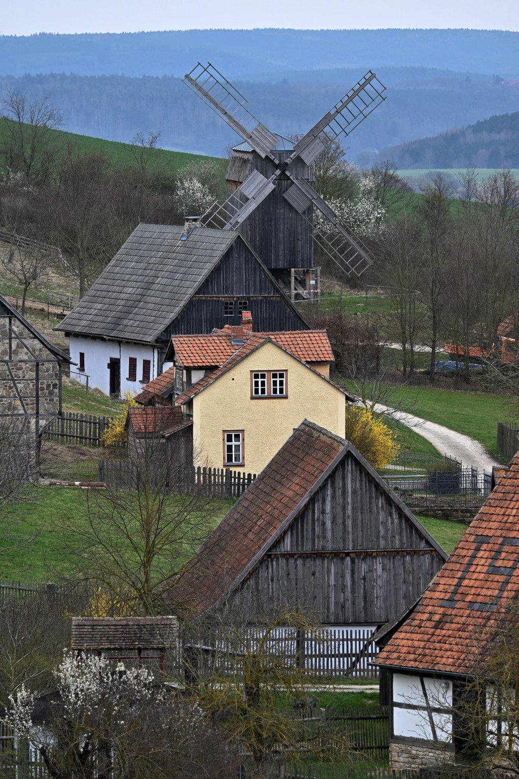 Das Museumsgelände "Am Eichenberg" des Thüringer Freilichtmuseum Hohenfelden (Weimarer Land).