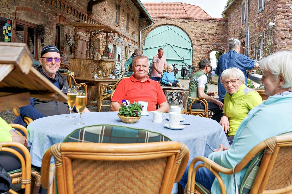 Teilnehmer der Saisonauftakts-Tour des Radvereins PedalPower Börde. Für eine Pause kehren sie im VierZeithof in Bebertal ein – der hausgebackene Kuchen und das Bauernhof-Eis aus Uthmöden kommen sehr gut an.