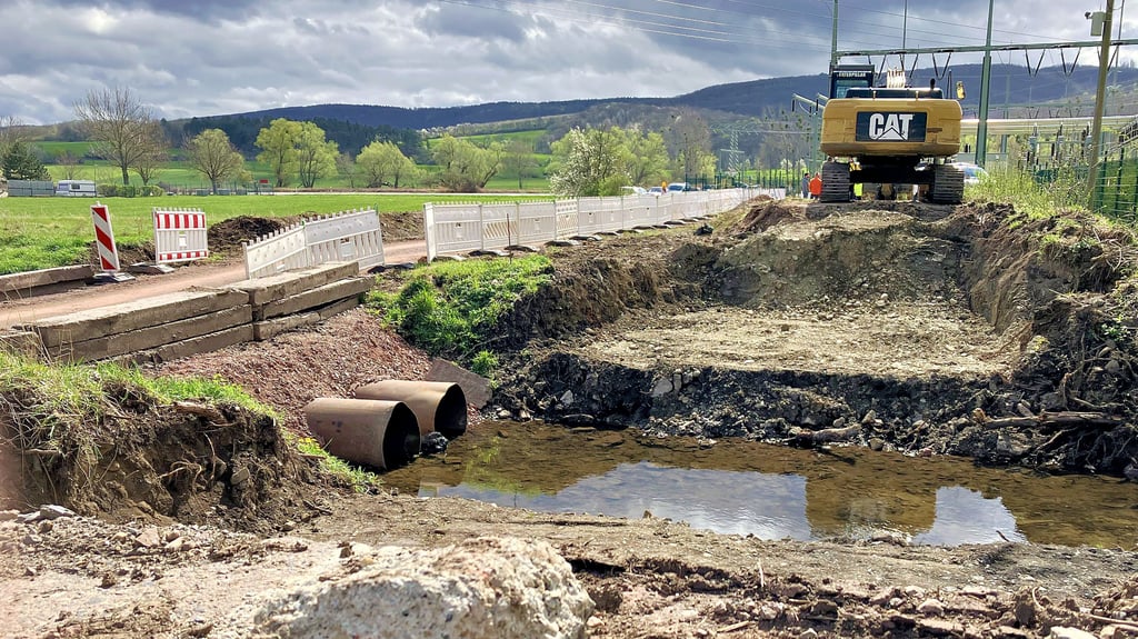 Eine neue Brücke soll noch in diesem Jahr über den Mühlgraben an der Felsenmühle führen. Bis dahin gibt es eine provisorische Baustraße (links).