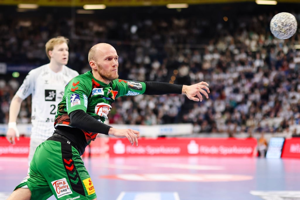 Magdeburgs Tim Hornke wirft auf das Tor.