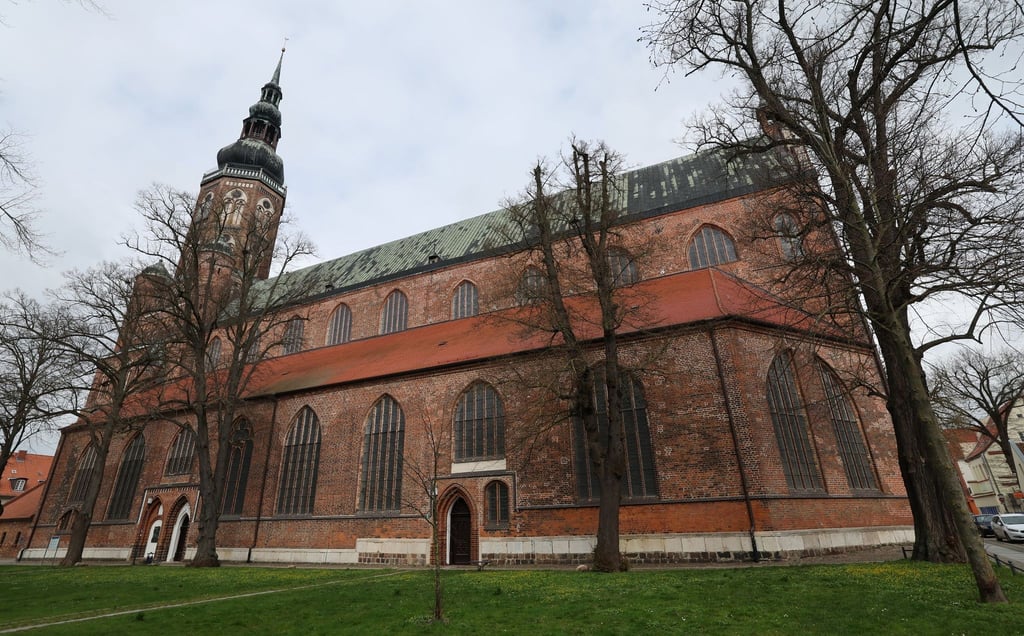 Der Greifswalder Dom hat jetzt eine von Ólafur Elíasson neu gestaltete Fenstergruppe.