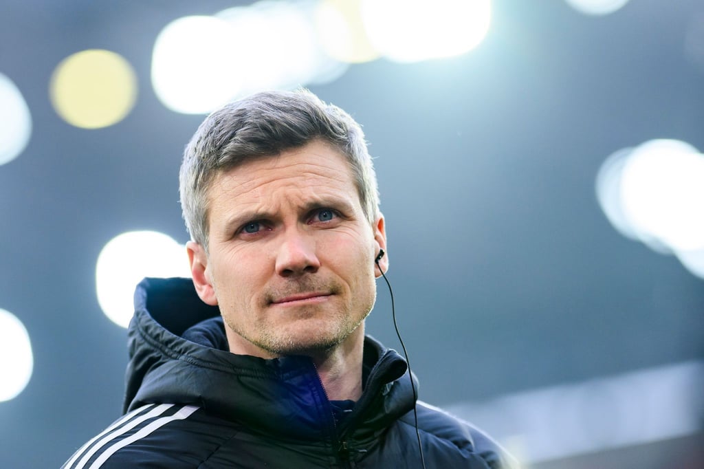 Union Berlins Technischer Direktor Michael Parensen steht vor dem Spiel im Stadion.