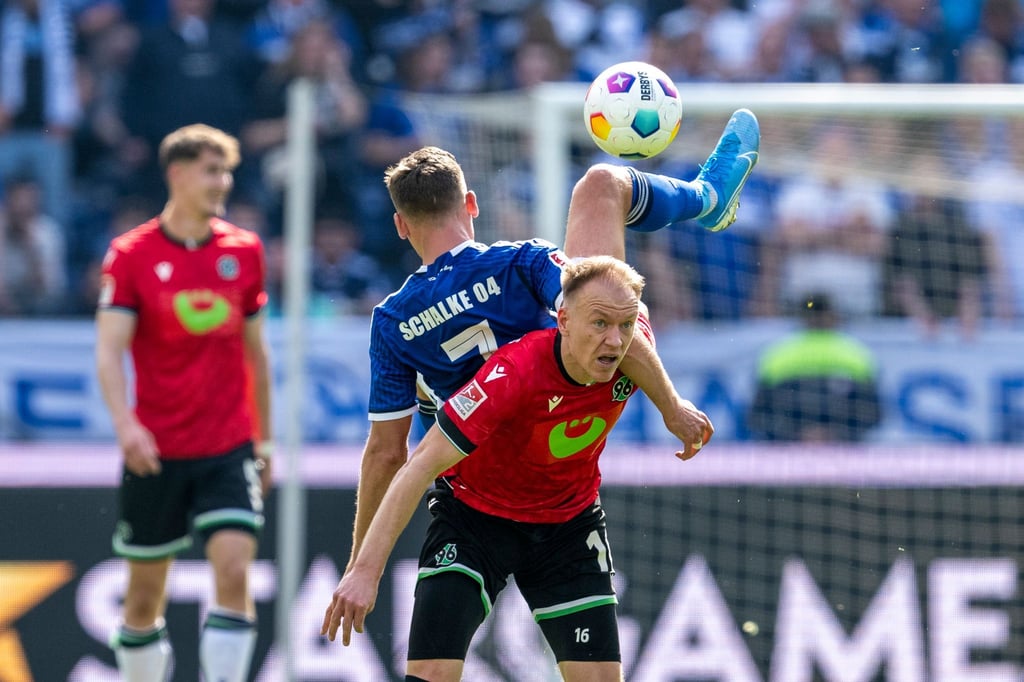 Der Schalker Paul Seguin (oben) im Zweikampf mit Hannovers Havard Nielsen.