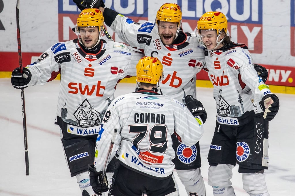 Ziga Jeglic (r) von den Fischtown Pinguins jubelt nach einem Treffer mit seinen Teamkollegen.