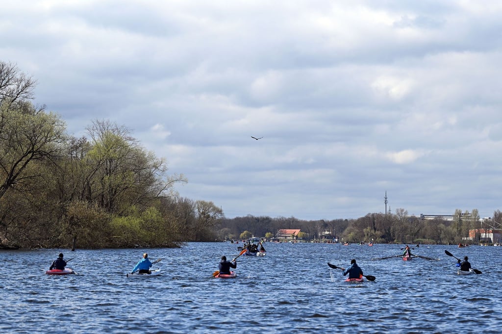 Paddler und Ruderer in der Neustädter Havelbucht in Potsdam.
