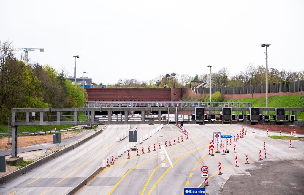 Die Autobahn A7 ist wegen Bauarbeiten im Bereich des Elbtunnels voll gesperrt.