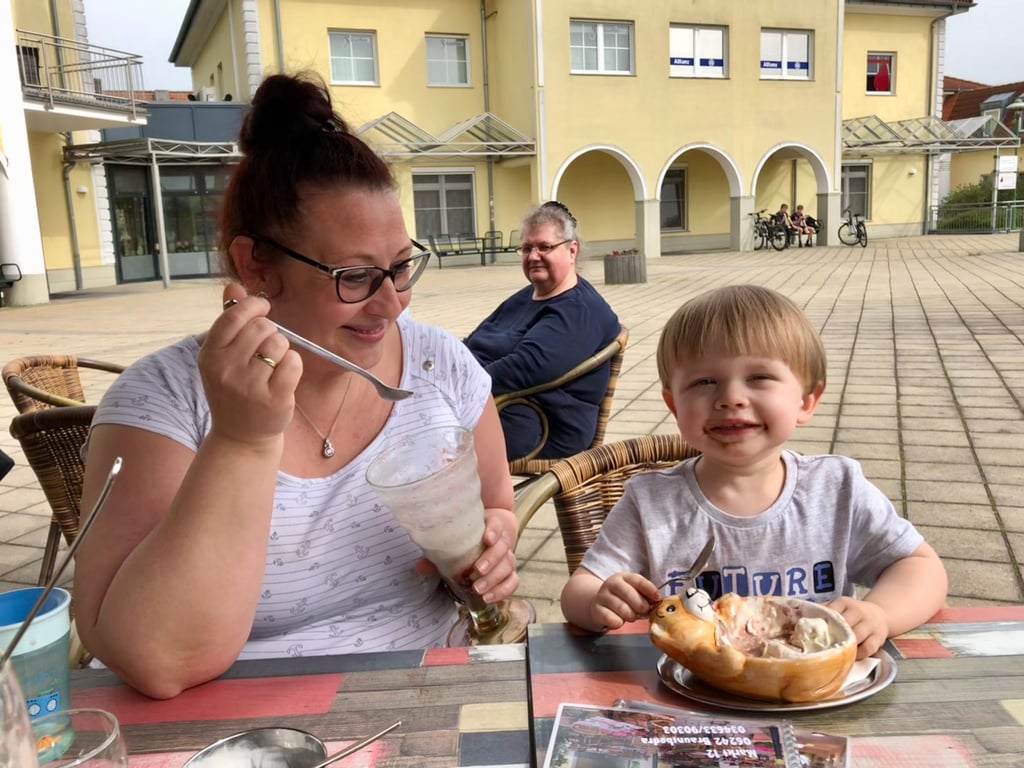 Leontis lässt sich mit seiner Oma in Braunsbedra ein Eis schmecken.