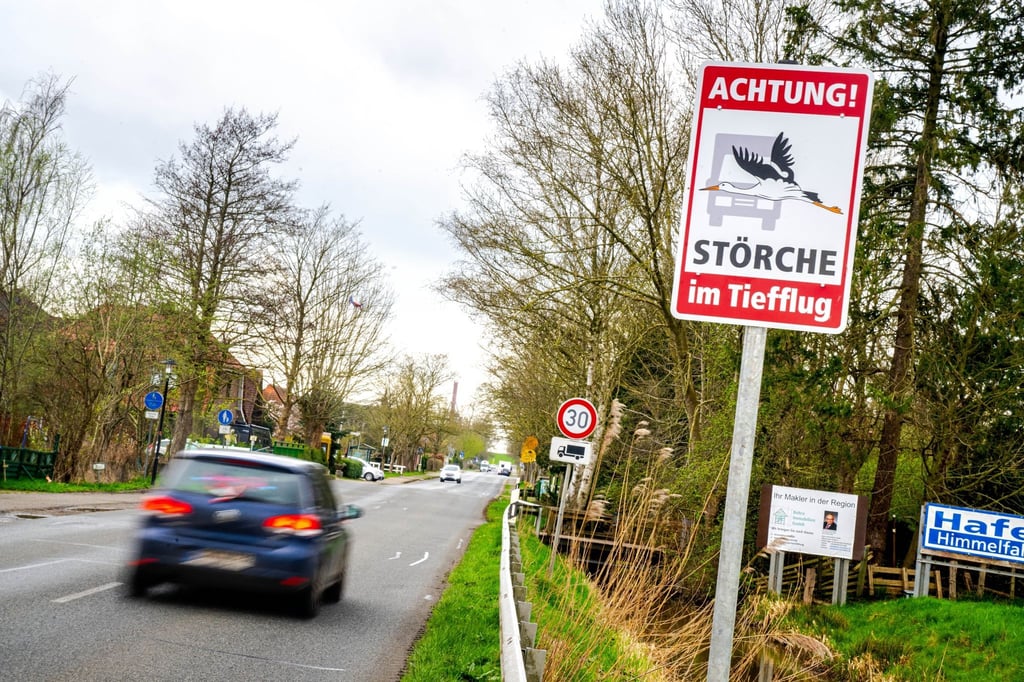 „Achtung! Störche im Tiefflug“ steht auf einem Schild am Ortseingang von Sandstedt.