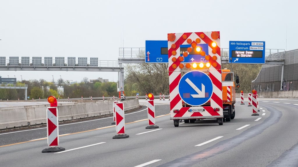 Die A7 ist an der Anschlussstelle Volkspark wegen Bauarbeiten im Bereich des Elbtunnels voll gesperrt.