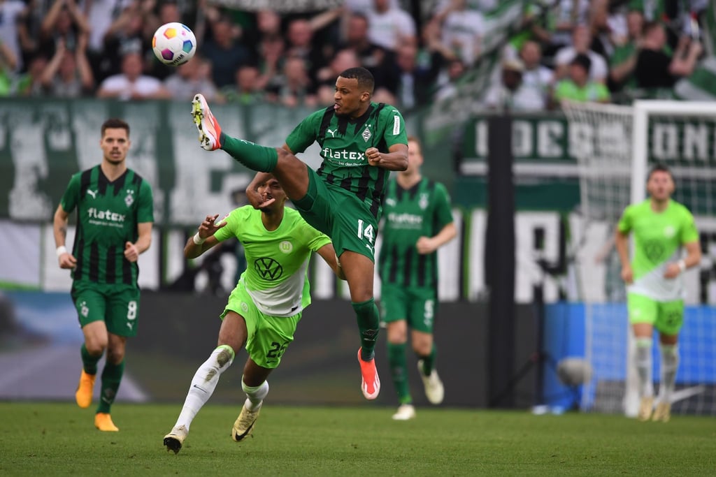 Mönchengladbachs Alassane Alexandre Plea spielt den Ball.
