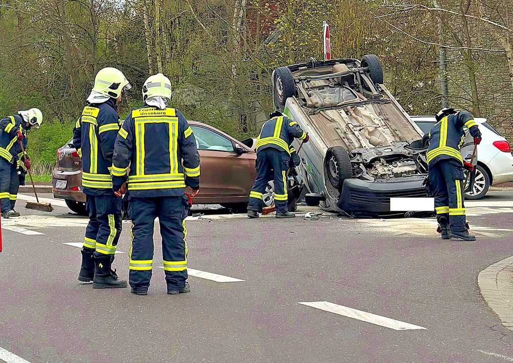Nach dem Unfall auf der Kreuzung Unseburg/Borne/Atzendorf/ Wolmirsleben kamen auch Kameraden der Ortswehr Unseburg zum Einsatz.