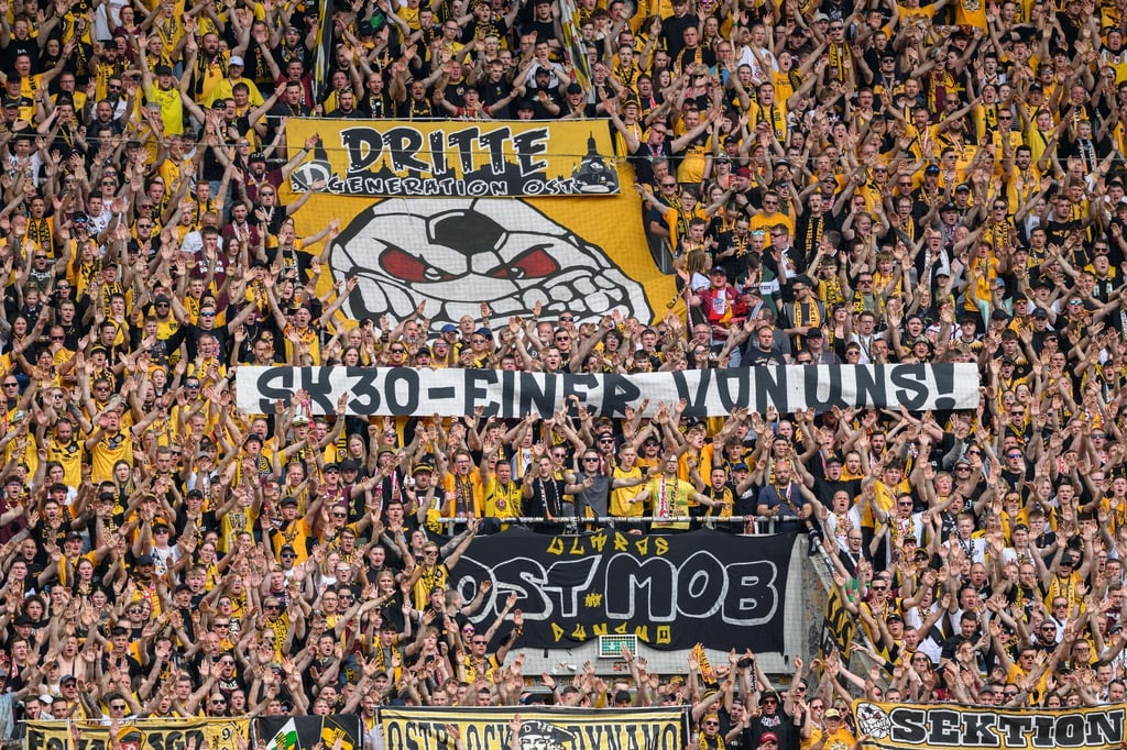 Dynamos Fans im K-Block zeigen ein Banner für Stefan Kutschke mit der Aufschrift „SK 30 - einer von uns!“.