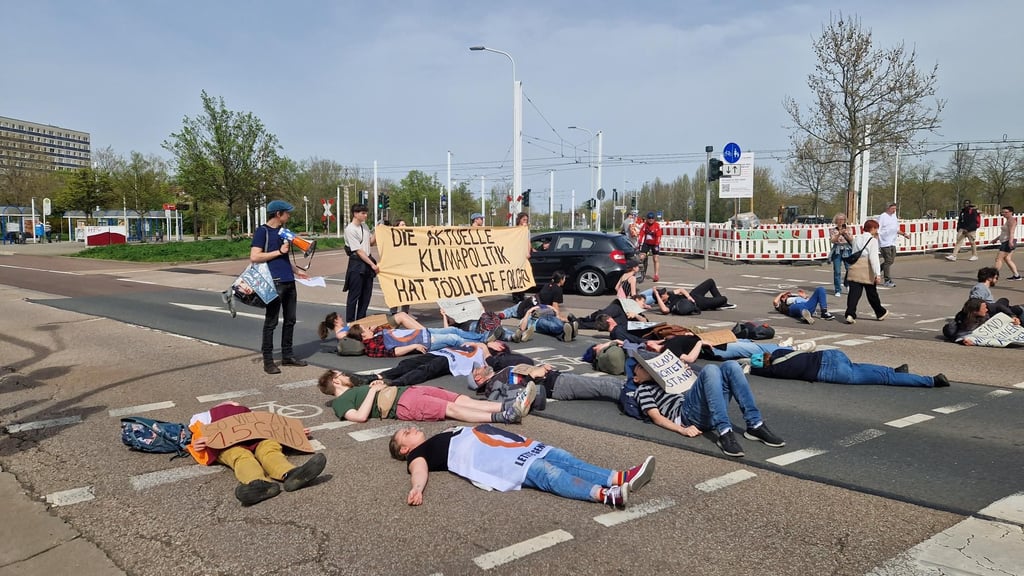 Aktivisten von "Letzte Generation" haben am Sonntagmttag am Rennbahnkreuz in Halle kurzzeitig den Verkehr lahmgelegt. 