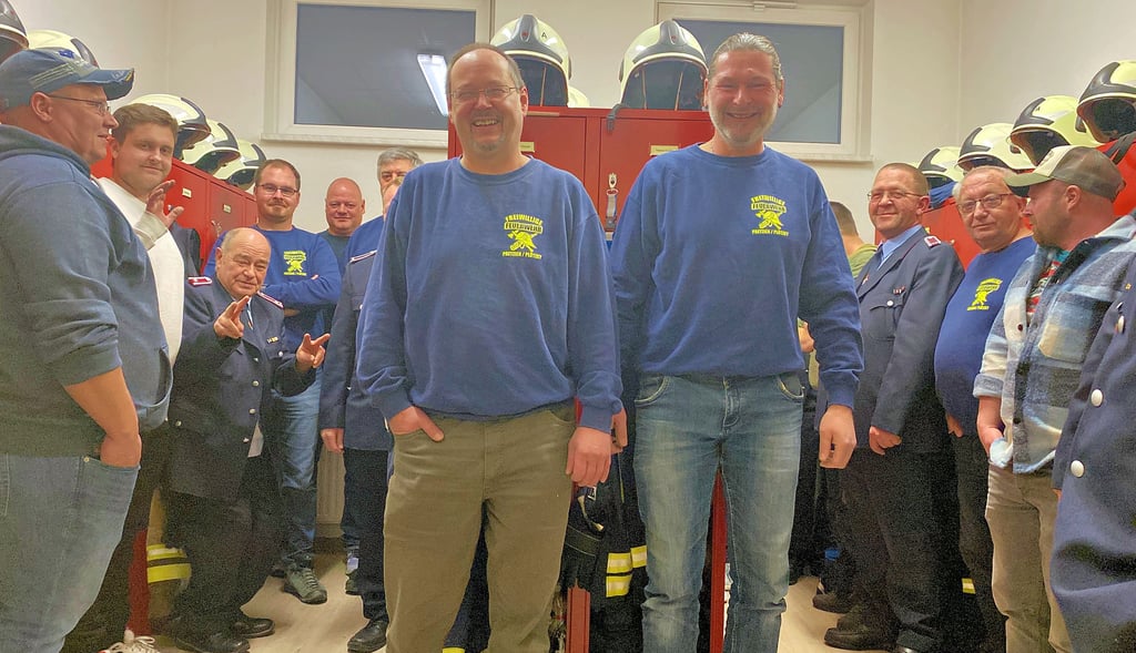 Dicht gedrängt stehen die Feuerwehrleute vor ihren Spinden. Umziehen für den Einsatz wird eng.