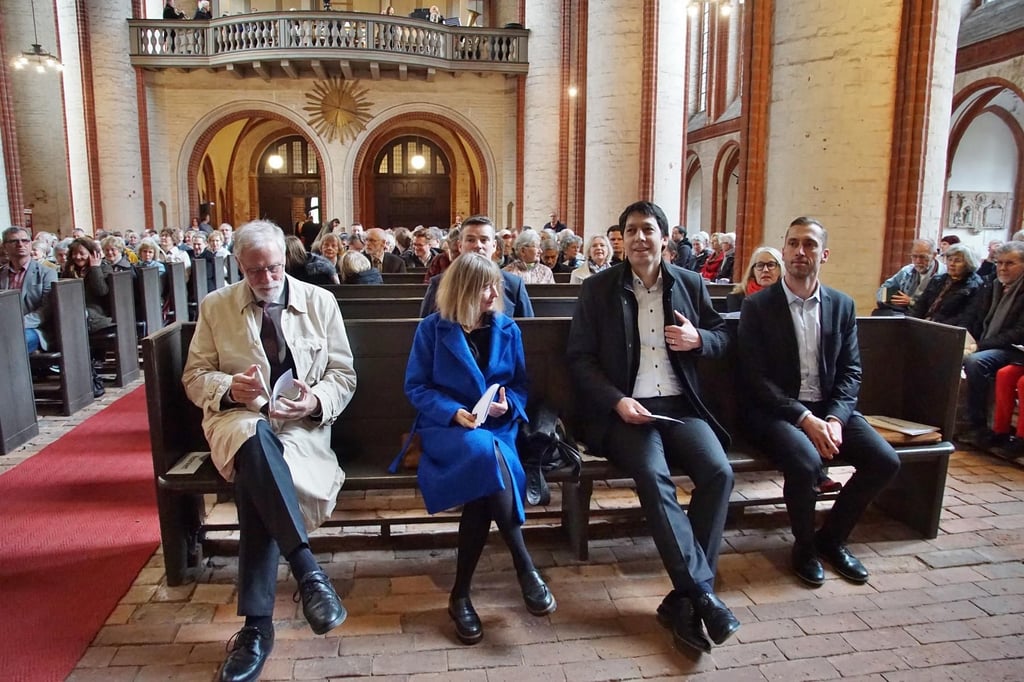 Zu den prominenten Teilnehmern am Festgottesdienst in Stendal gehörten Staatsminister Rainer Robra (links), Landrat Patrick Puhlmann und Oberbürgermeister Bastian Sieler.